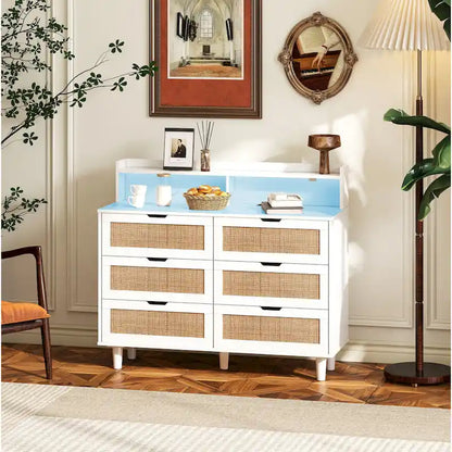 Cassettiera Accent a 6 cassetti in rattan con luci LED e presa di corrente, bianco